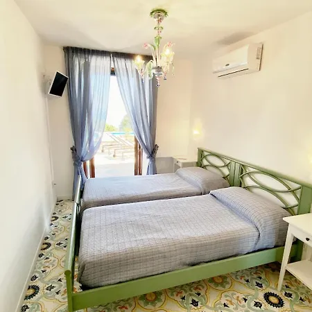 Amalu Piscina E Giardino *