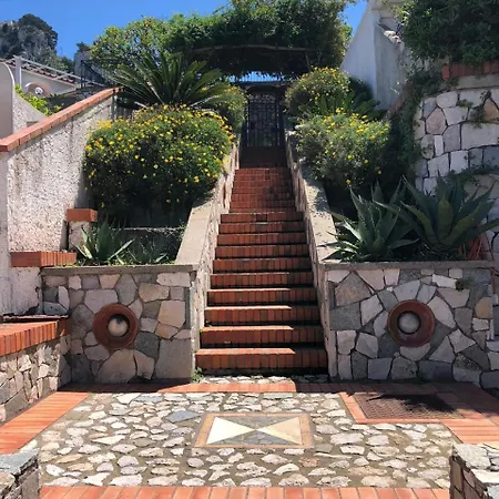 Amalu Piscina E Giardino 卡普里